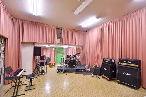 100BANスタジオ 神戸旧居留地 高砂ビル:ドラムとマーシャルアンプのある練習室