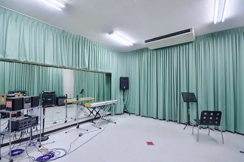 100BANスタジオ 神戸旧居留地 高砂ビル:ミラーのある練習室