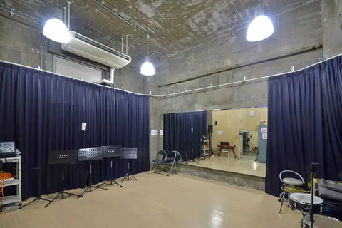 100BANスタジオ 神戸旧居留地 高砂ビル:譜面台とミラーのある部屋