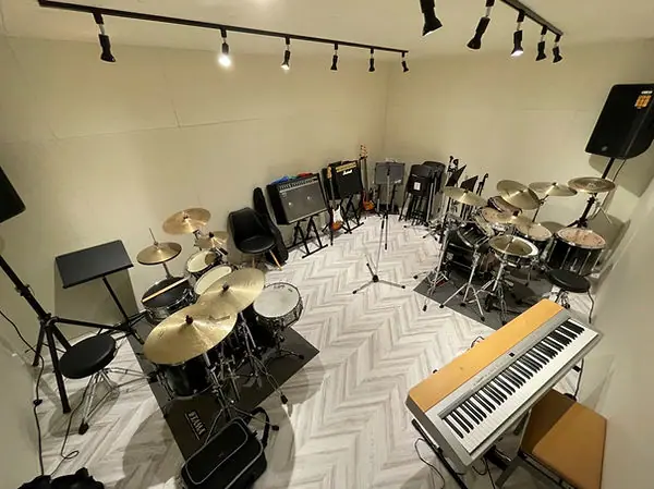 32 MUSIC STUDIO（ドラム・アンプ・電子ピアノのある練習室）