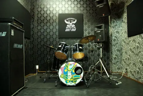 ABBEY ROAD 幸神店：ドラムとアンプのある練習室