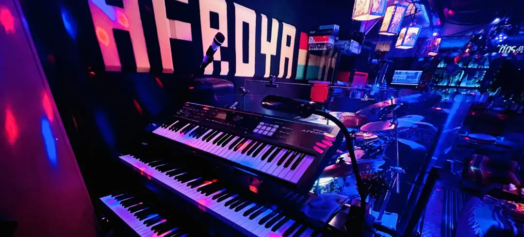 AFROYA(アフロヤ)(キーボードが並ぶバーフロア)