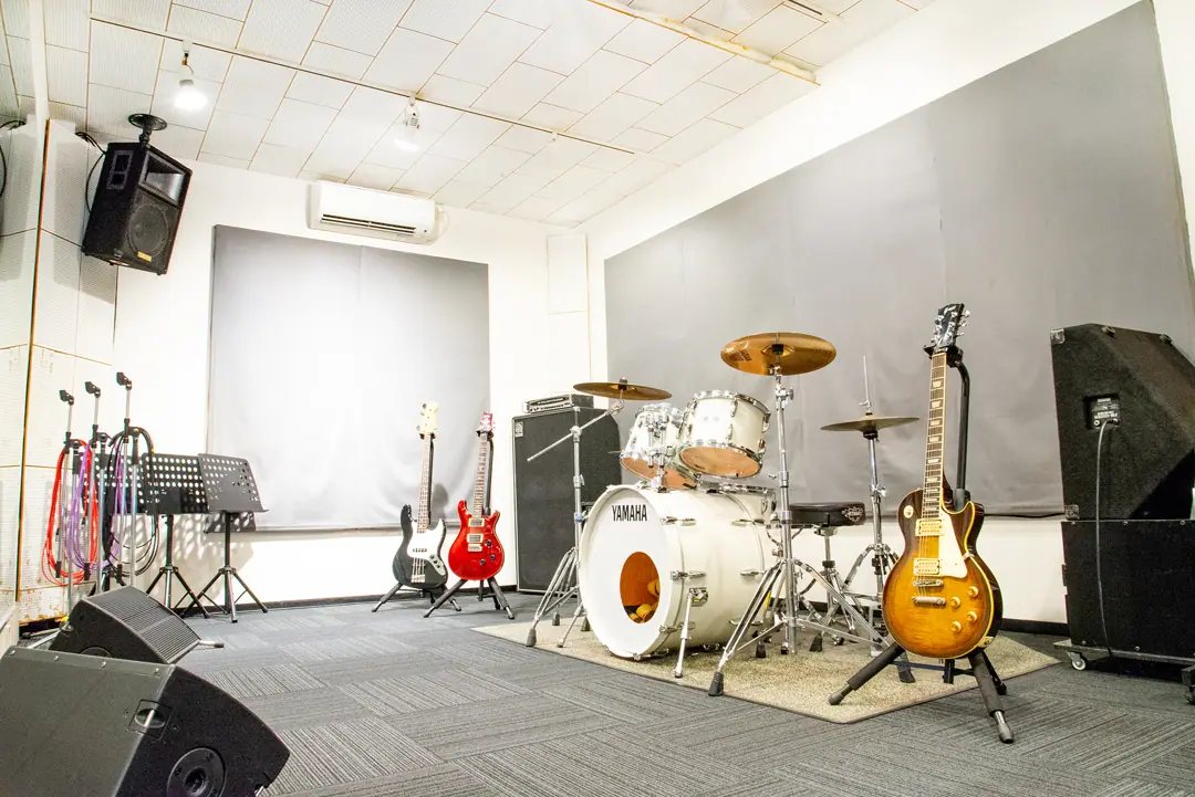 Ai Music Studio(アイ ミュージック スタジオ)(ドラムとギター、アンプのある練習室)