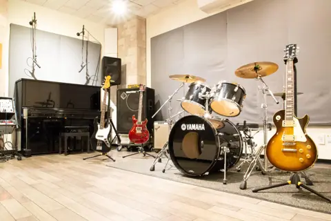 Ai Music Studio(アイ ミュージック スタジオ):ドラム・ピアノ・ギターのある練習室
