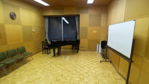 国立音楽大学 AIスタジオ（グランドピアノのある練習室）