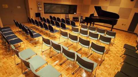 国立音楽大学 AIスタジオ：椅子が並ぶ集会室