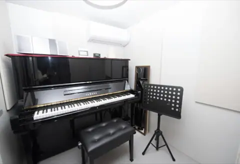 アイオン音楽スタジオ：アップライトピアノと譜面台のある部屋