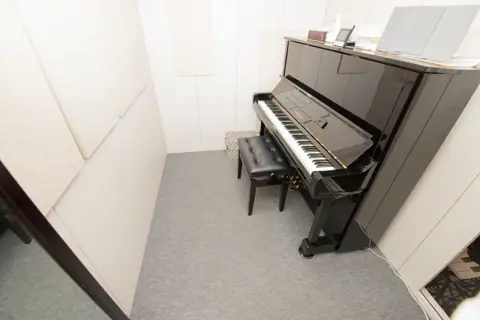 アイオン音楽スタジオ：アップライトピアノのある部屋