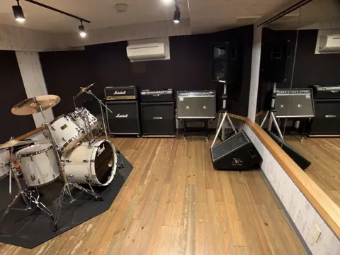 エアーサウンドスタジオ(AIR SOUND STUDIO):ドラムとアンプのあるスタジオ