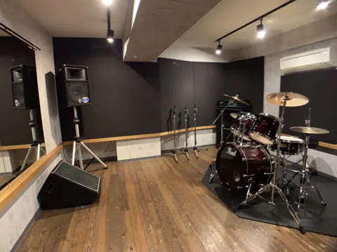 エアーサウンドスタジオ(AIR SOUND STUDIO):ドラムとスピーカーのあるスタジオ