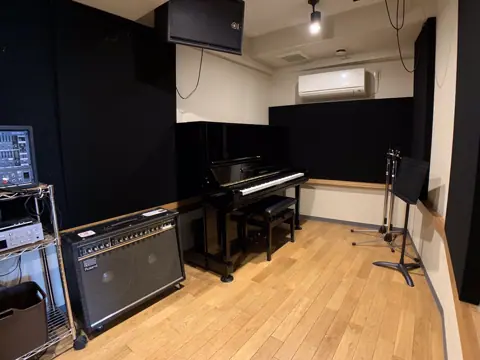 エアーサウンドスタジオ(AIR SOUND STUDIO):ピアノとアンプのある部屋