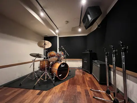 エアーサウンドスタジオ(AIR SOUND STUDIO):ドラムとアンプのある部屋