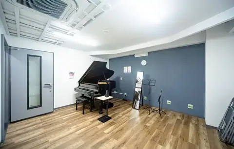 東別院防音室 24時間グランドピアノ音楽練習室：グランドピアノと譜面台