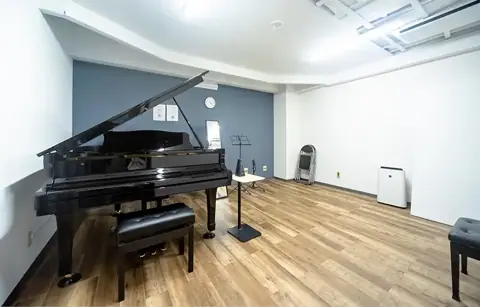 名駅防音室 グランドピアノ練習室（A）（グランドピアノのある広めの部屋）