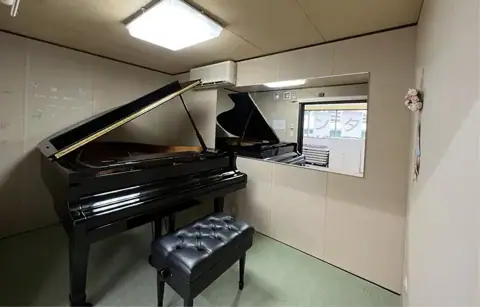 名駅防音室 グランドピアノ練習室（A）：グランドピアノと鏡のある部屋