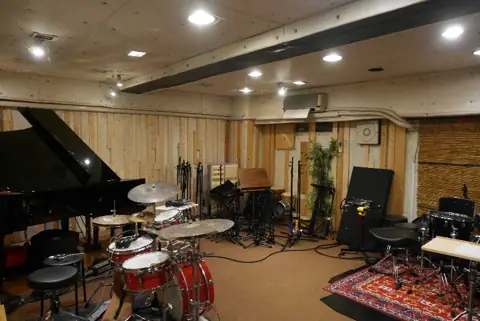 アルケミースタジオ(Alchemy Studio)(ドラムとグランドピアノのある録音室)