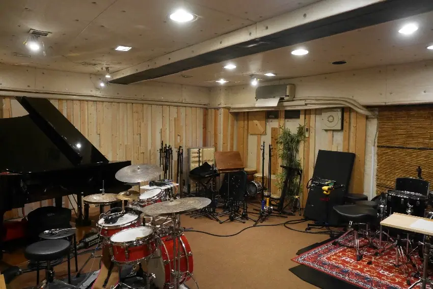 アルケミースタジオ(Alchemy Studio)(ドラムとグランドピアノのある録音室)