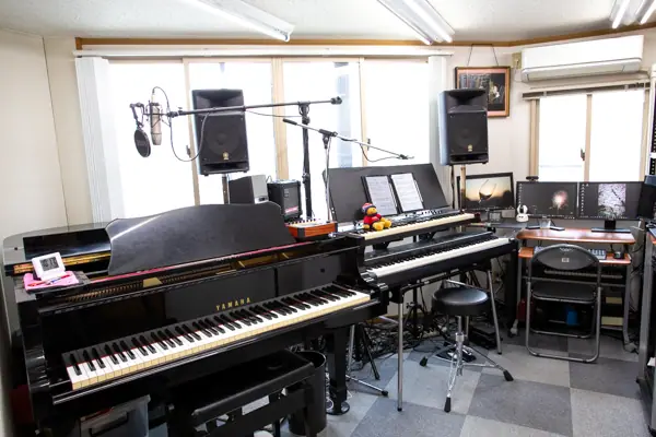 阿野音楽教室 レンタルスタジオ(レンタルスタジオANO)(グランドピアノとマイクのある部屋)