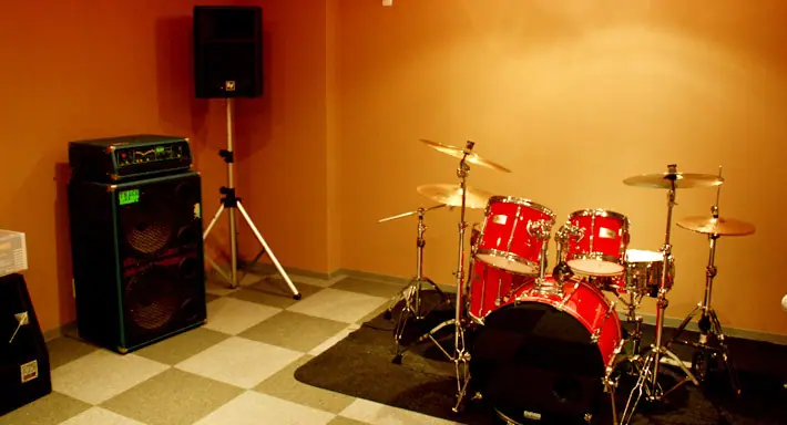 music studio Antonio(ドラムとアンプのある練習室)