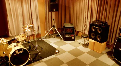 music studio Antonio:ドラムとアンプのある練習室