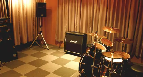 music studio Antonio:ドラムとマーシャルアンプのある練習室
