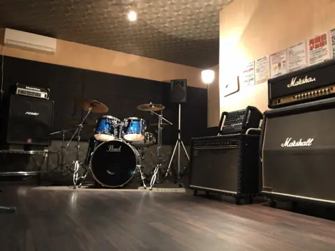青山リハーサルスタジオ 新潟店(ドラムとアンプのある練習室)