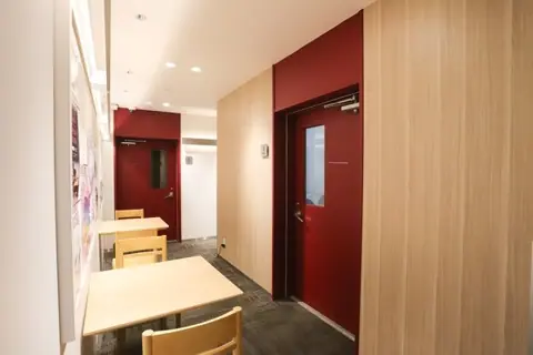 旭堂楽器店 レンタルスタジオ：レッスン室前の通路