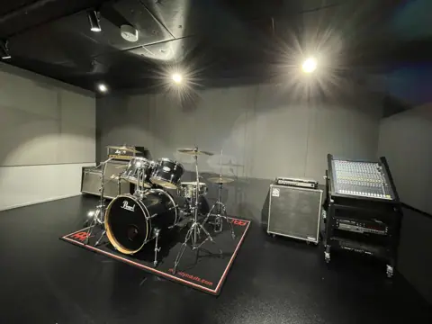 足柄屋STUDIO：ドラムとアンプ、ミキサーのある練習室