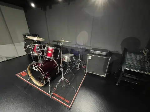 足柄屋STUDIO：ドラムとアンプのある練習室