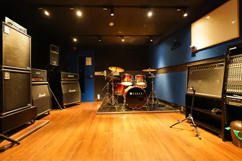 As is music 高槻店(ドラムとアンプのある練習室)