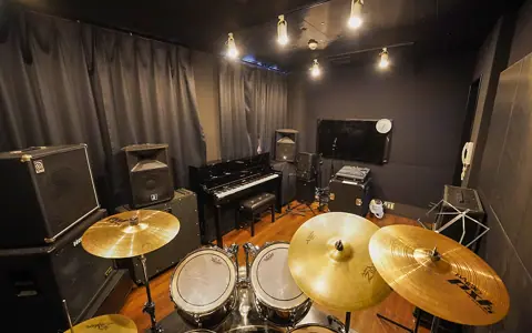 As is music 高槻店：ドラム・アップライトピアノ・アンプのある部屋