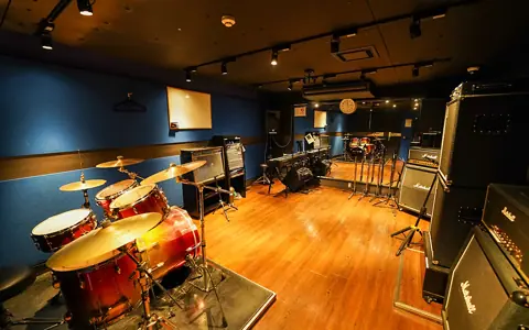 As is music 高槻店：ドラムのある練習室