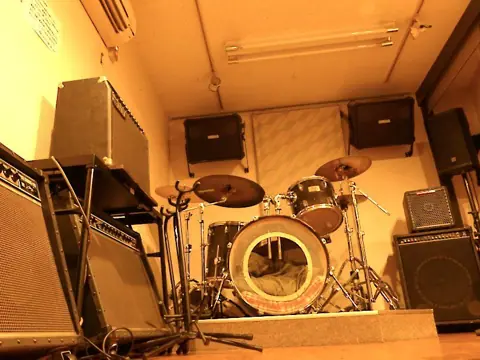 AT STUDIO(大分 AT HALL 併設)(ドラムとアンプのある練習室)