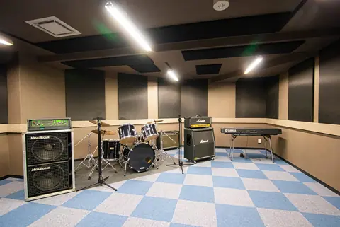 A'zig studio（エージグスタジオ ギザ ビーイング）（ドラムとアンプのある練習室）