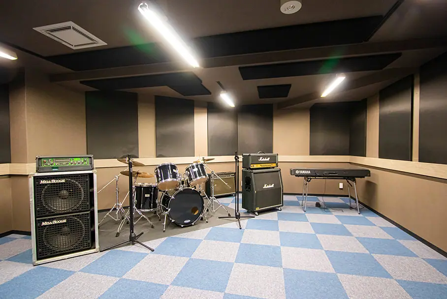 A'zig studio(エージグスタジオ ギザ ビーイング)(ドラムとアンプのある練習室)
