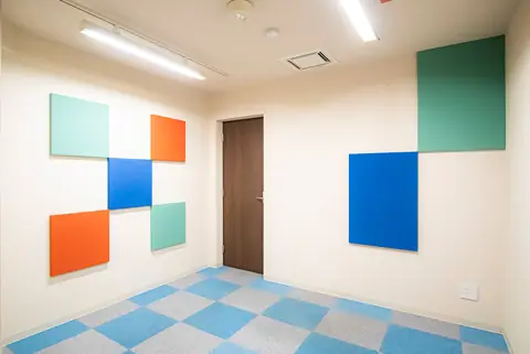A'zig studio（エージグスタジオ ギザ ビーイング）：壁面パネルのある部屋