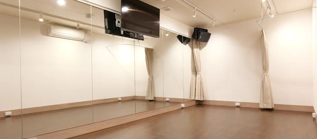 アカペラスタジオ ベースオントップ 吉祥寺店(鏡張りのスタジオ室内)