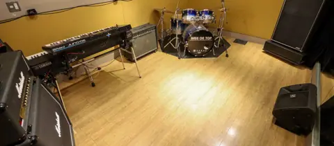 ベースオントップ アメ村店：ドラムとキーボード、アンプのある練習室