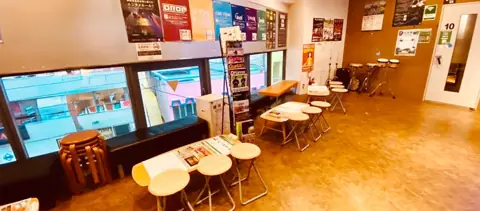 ベースオントップ アメ村店：テーブルのある待合スペース