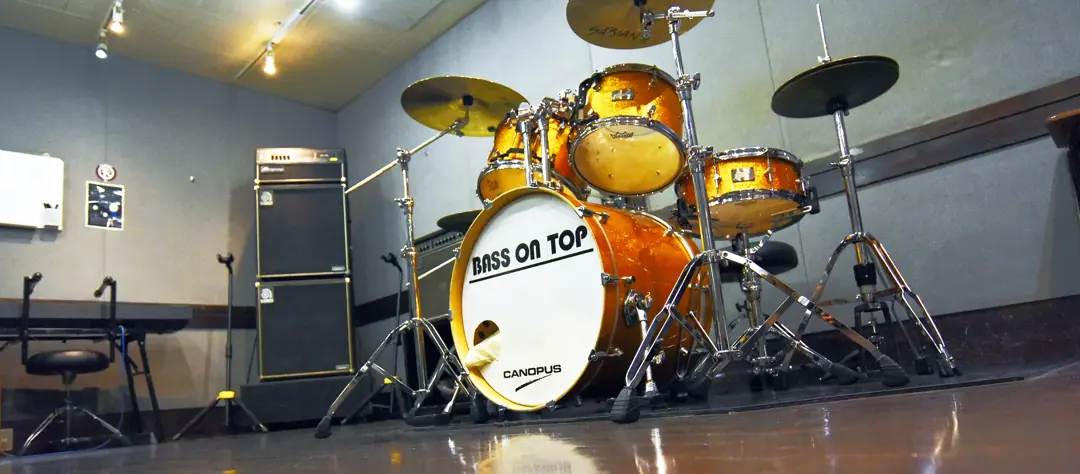 BASS ON TOP 京橋店（ドラムとアンプのある練習室）