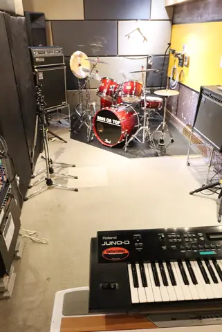 BASS ON TOP 京橋店：ドラムとキーボードのある練習室
