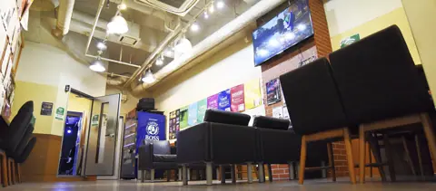 BASS ON TOP 京橋店：ソファのある待合スペース