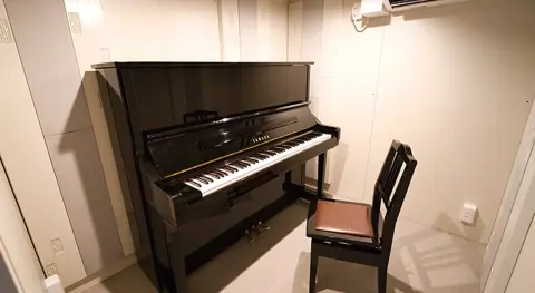 駅前ピアノ ベースオントップ赤羽店：アップライトピアノのある部屋