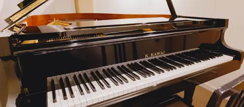 駅前ピアノ ベースオントップ神田店：グランドピアノの鍵盤