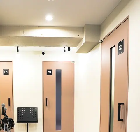 駅前ピアノ ベースオントップ田町三田店：練習室のドアが並ぶ廊下