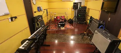 ベースオントップ 神戸三宮店(キーボード・ドラム・アンプのある練習室)