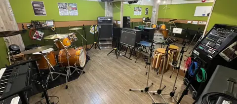 ベースオントップ 天王寺店：ドラムとアンプのある練習室