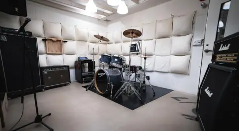 BAZOOKA STUDIO(ドラムとアンプのある防音壁の部屋)