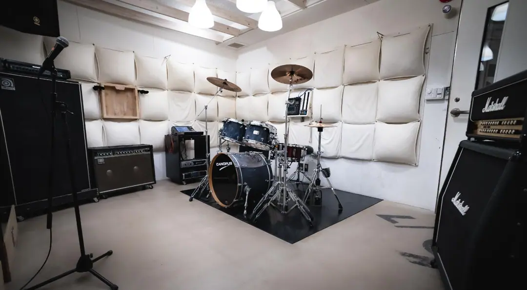 BAZOOKA STUDIO(ドラムとアンプのある防音壁の部屋)