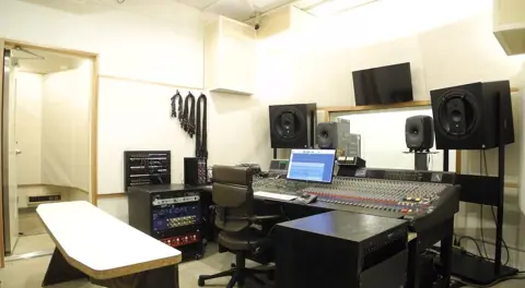 BAZOOKA STUDIO:ミキサーとモニタースピーカーのあるコントロールルーム